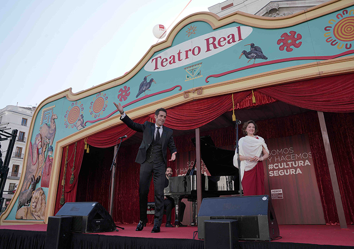 Foto LA CARROZA DEL TEATRO REAL SALE POR PRIMERA VEZ DE MADRID CON UNA ACTUACIÓN EN LA PLAZA COLÓN DE VALLADOLID